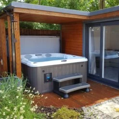 Jacuzzi® J225™ - 4 Person Hot Tub -Outdoor Living Hottubs Shop J225 Lifesyle 3