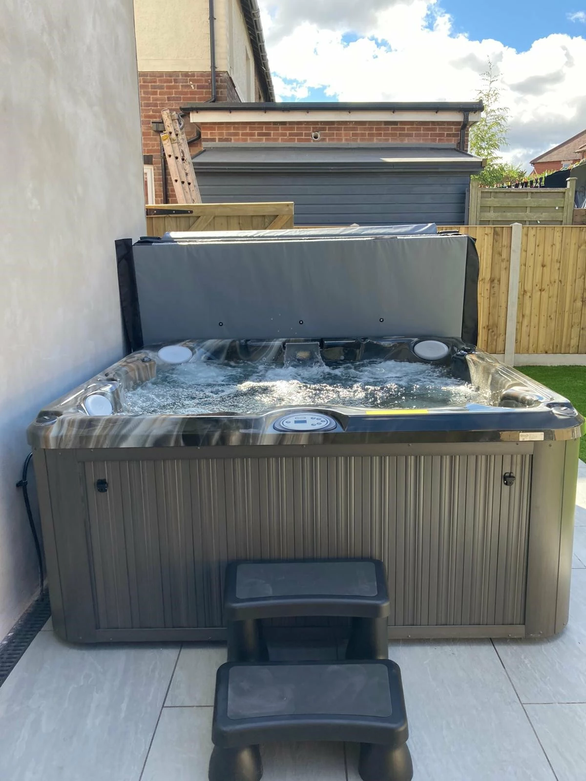 Jacuzzi® J235™ / J235IP™ - 6 Person Hot Tub With 1 Lounger 19 Jacuzzi® J235™ / J235IP™ - 6 Person Hot Tub With 1 Lounger - Image 17