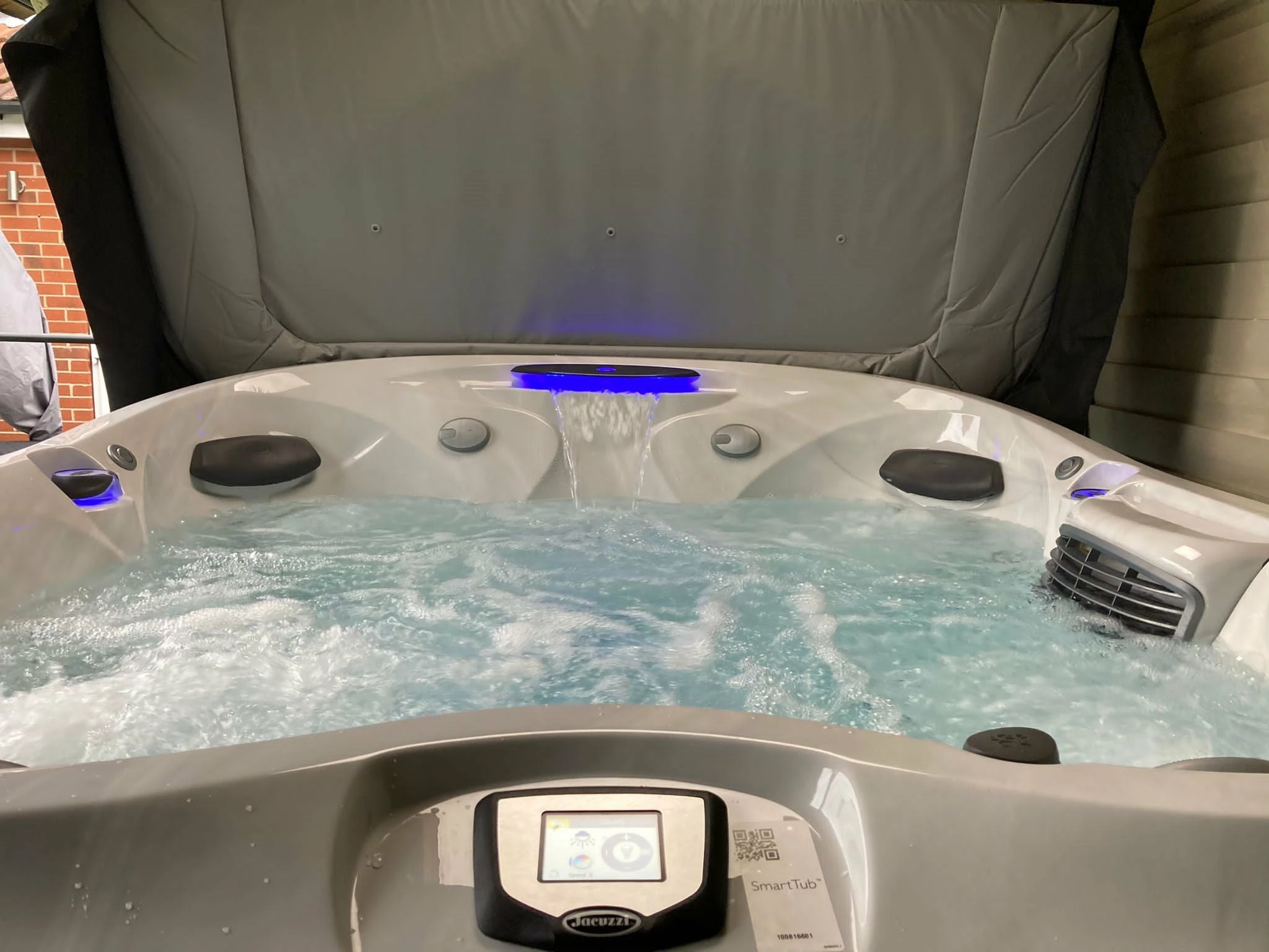 Jacuzzi® J435IP™ - 6 Person Hot Tub With 1 Lounger 18 Jacuzzi® J435IP™ - 6 Person Hot Tub With 1 Lounger - Image 16