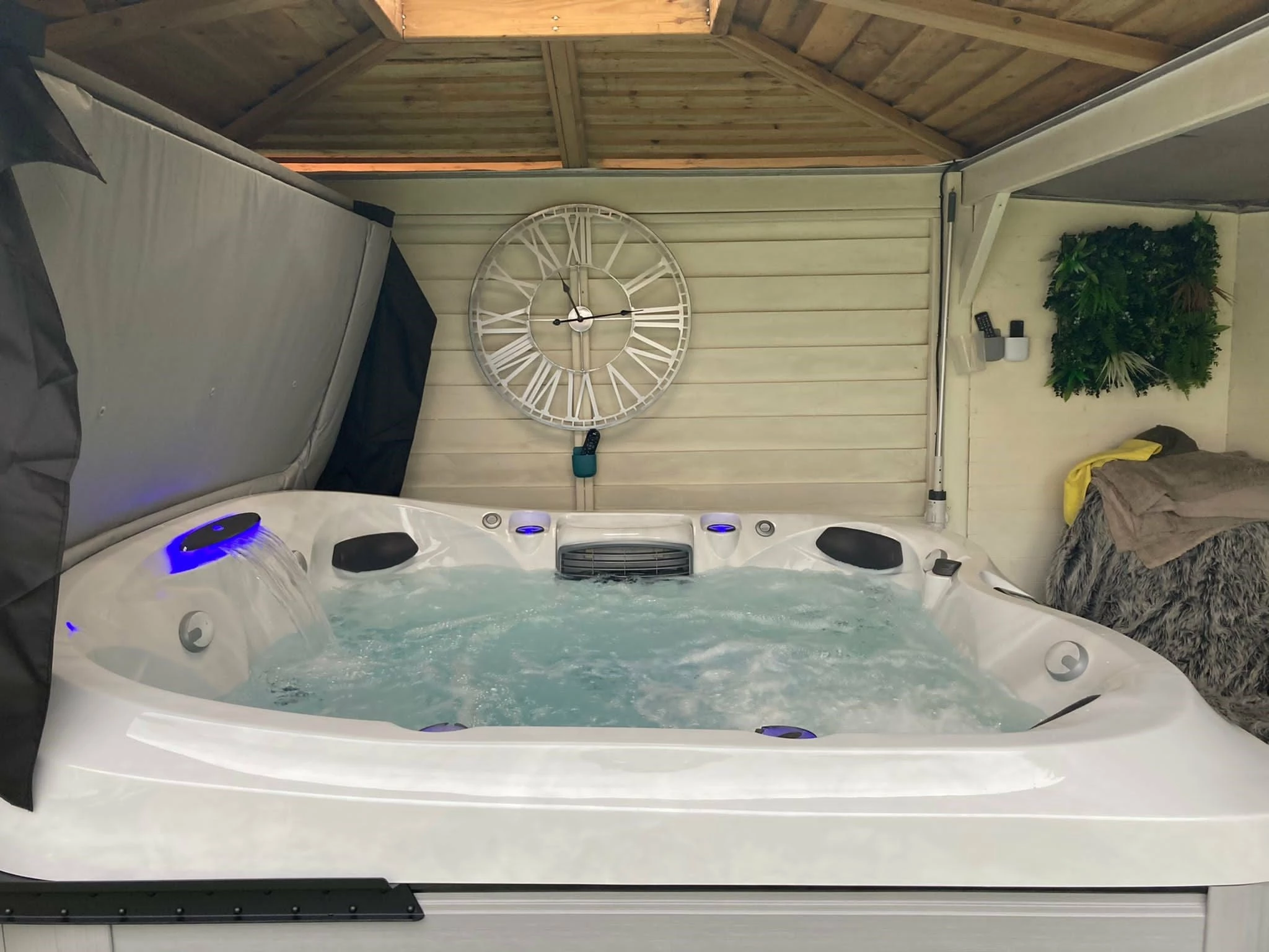 Jacuzzi® J435IP™ - 6 Person Hot Tub With 1 Lounger 17 Jacuzzi® J435IP™ - 6 Person Hot Tub With 1 Lounger - Image 15