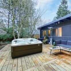 Jacuzzi® J475IP™ - 6 Person Hot Tub With 1 Lounger -Outdoor Living Hottubs Shop J475 2020 lifestyle image in garden
