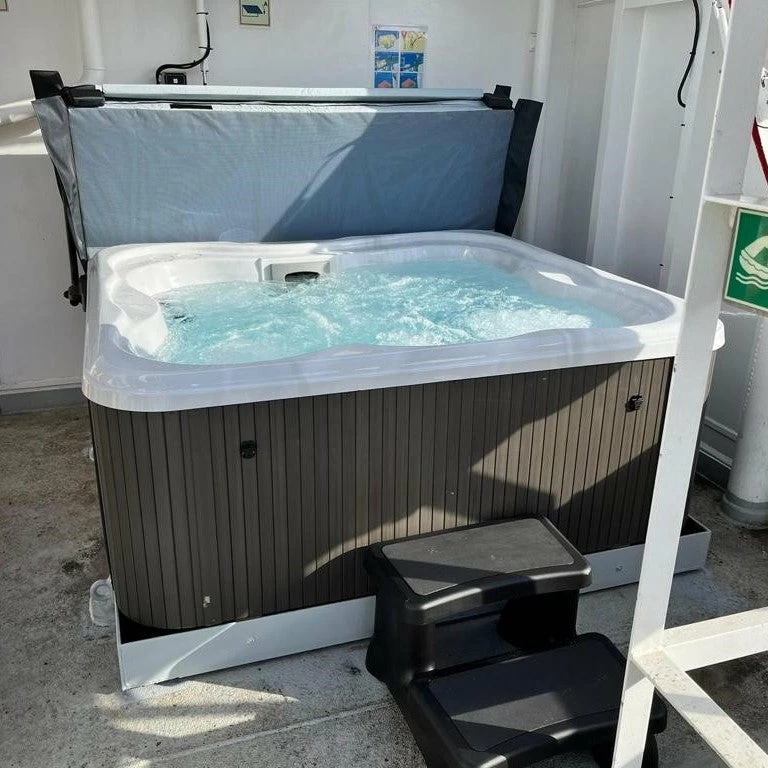 Jacuzzi® Lodge™ M - 4-5 Person Hot Tub 12 Jacuzzi® Lodge™ M - 4-5 Person Hot Tub - Image 10