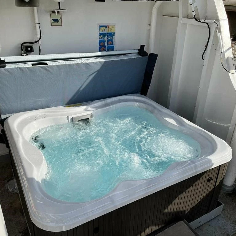 Jacuzzi® Lodge™ M - 4-5 Person Hot Tub 13 Jacuzzi® Lodge™ M - 4-5 Person Hot Tub - Image 11
