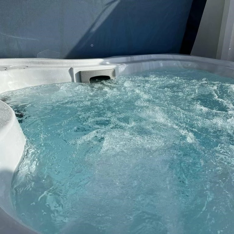 Jacuzzi® Lodge™ M - 4-5 Person Hot Tub 14 Jacuzzi® Lodge™ M - 4-5 Person Hot Tub - Image 12