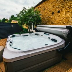 Jacuzzi® J475IP™ - 6 Person Hot Tub With 1 Lounger -Outdoor Living Hottubs Shop Jacuzzi J475IP 5 6PersonHotTub square 3