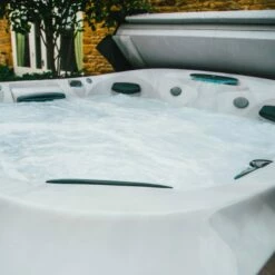 Jacuzzi® J475IP™ - 6 Person Hot Tub With 1 Lounger -Outdoor Living Hottubs Shop Jacuzzi J475IP 5 6PersonHotTub square 5