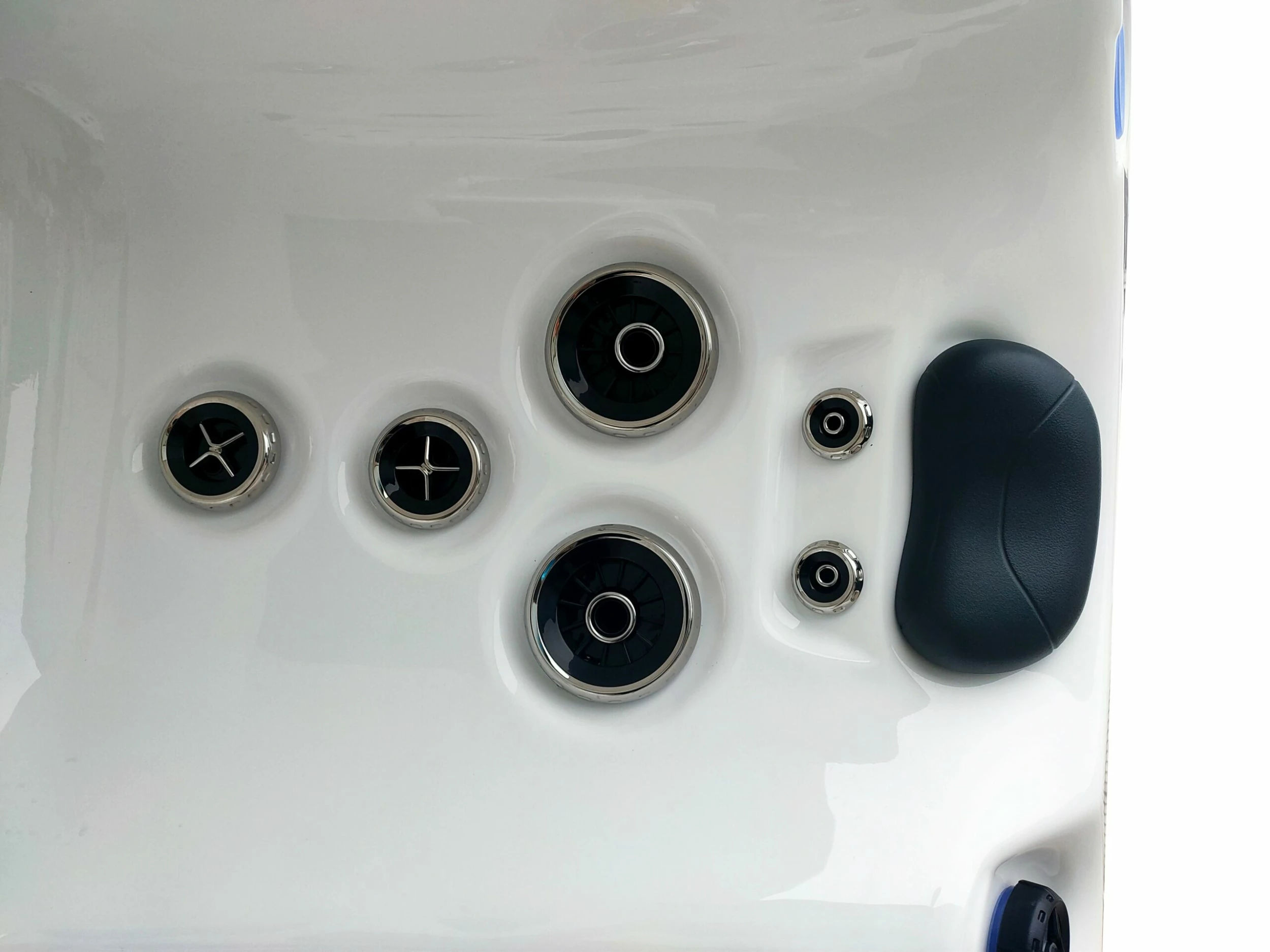 Outdoor Mist - 5 Person Hot Tub With 2 Loungers 11 Outdoor Mist - 5 Person Hot Tub With 2 Loungers - Image 9