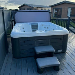 Vacation Lounge - 6 Person Hot Tub With 1 Lounger -Outdoor Living Hottubs Shop VacationLoungePlatgreyonwillowpastureslodgesite3Square