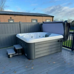 Vacation Lounge - 6 Person Hot Tub With 1 Lounger -Outdoor Living Hottubs Shop VacationLoungePlatgreyonwillowpastureslodgesiteSquare