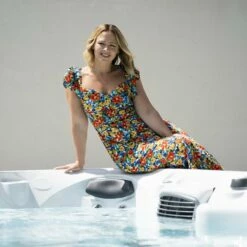 Jacuzzi® J335IP™ - 6 Person Hot Tub With 1 Lounger -Outdoor Living Hottubs Shop ZG206037